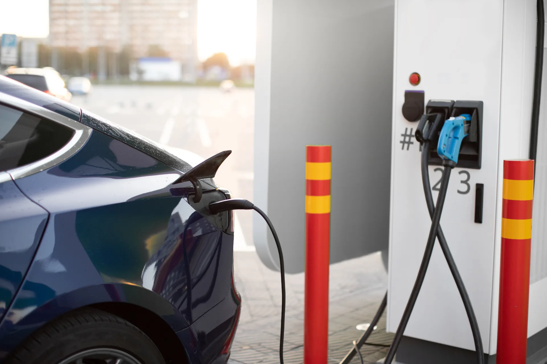 Ladende auto met laadkabel van Laadkabelwinkel